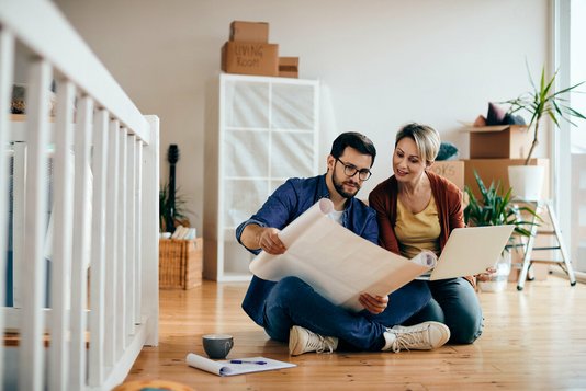 familie-29-umzug-haus-wohnung-kartons-20 Paar mit Plan