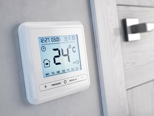 smart-home-technik-haus-bedienen-menschen-geraet-13 Smart Home Thermostat