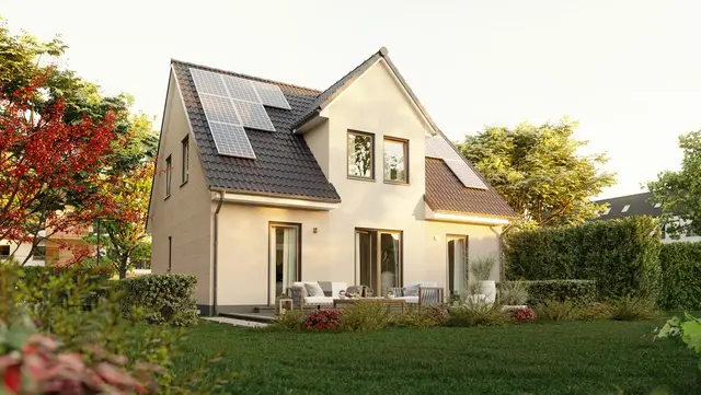 Blick vom Garten auf Flair 134 mit einer umweltfreundlichen PV-Anlage für nachhaltiges Wohnen.